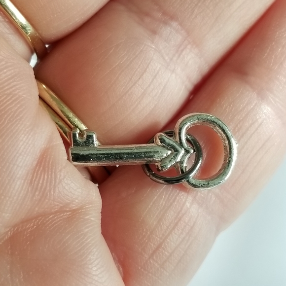 Vintage skeleton key charm tiny pendant silver tone steampunk Victorian style - Picture 3 of 6